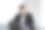 有思想的、专注的年轻男性经理在电脑前工作。图片下载