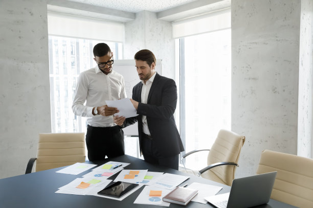 专注的年轻多元化员工做财务文书工作。图片下载