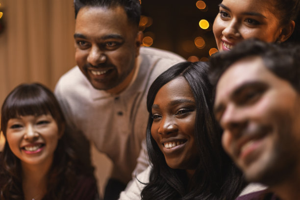 快乐的朋友在家里开圣诞派对图片下载