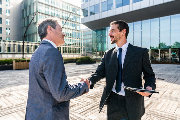 商务人士在商务园区会面图片下载