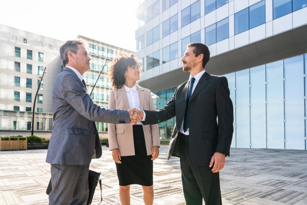 商务人士在商务园区会面图片下载