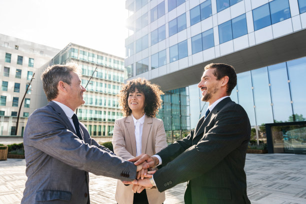 商务人士在商务园区会面图片下载