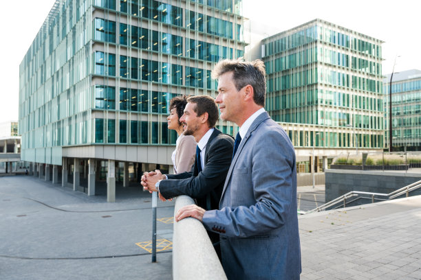 商务人士在商务园区会面图片下载