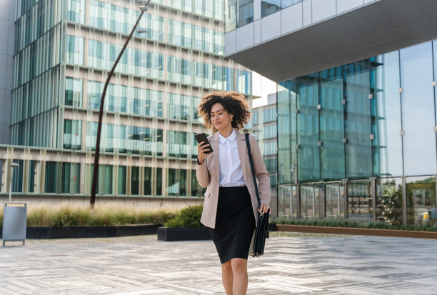 美丽的西班牙女商人走在户外图片下载
