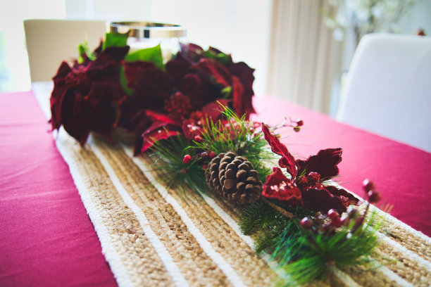 餐桌上的圣诞装饰图片下载