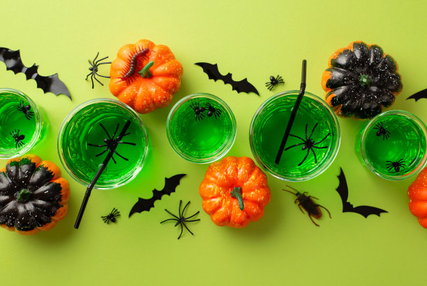万圣节派对的概念。俯瞰照片绿色沼泽冲床与浮动蜘蛛在眼镜蝙蝠剪影南瓜令人毛骨悚然的昆虫蟑螂和蜈蚣在孤立的浅绿色背景图片下载