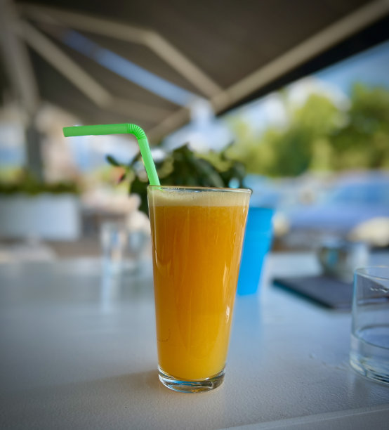 模糊的背景上的橙汁杯图片下载