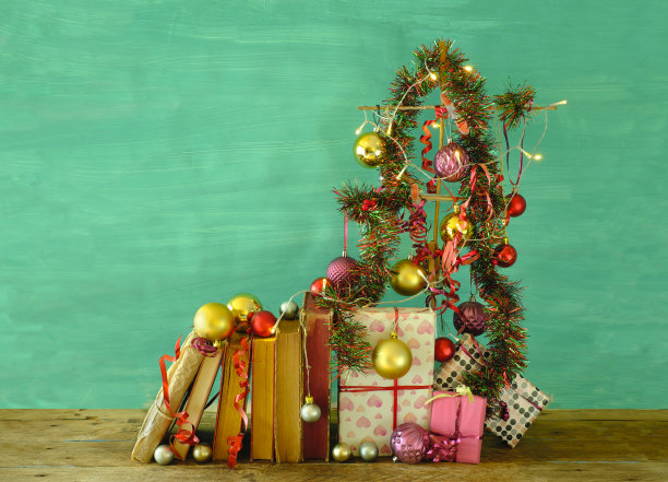 书籍作为圣诞礼物，圣诞礼物，阅读，文学，教育，圣诞假期的概念与艺术圣诞树和装饰，免费复印空间图片下载