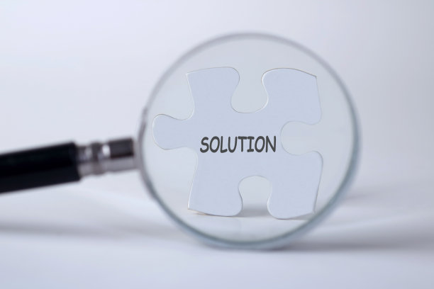 解决拼图概念与放大镜图片下载