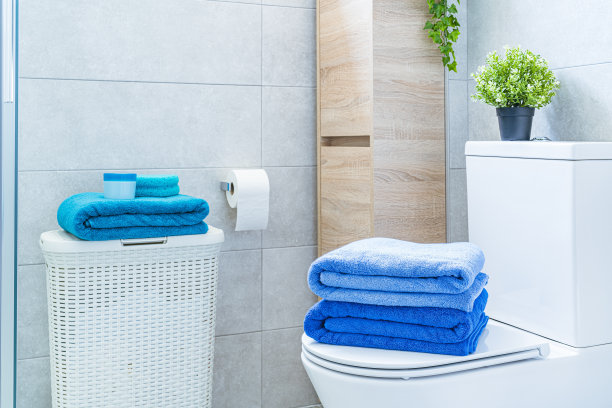 浴室里的蓝色毛巾图片下载