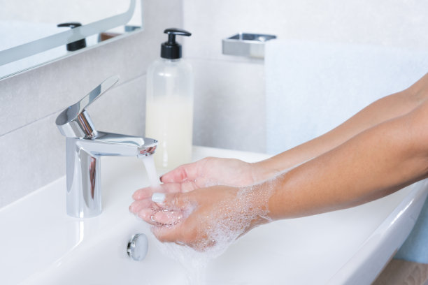 在水槽里用肥皂洗手图片下载