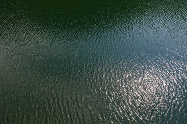 风吹过水面，产生不同的波浪图案图片下载