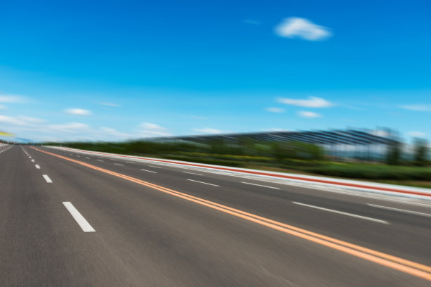 蓝天下空荡荡的柏油路图片下载