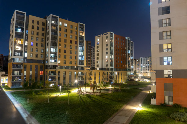 彩色公寓的夜景照片图片下载