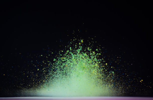 蓝色、绿色、黄色粉末在高速拍摄的粉色背景上爆炸图片下载