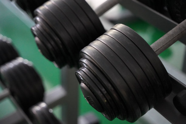 健身房有大量的哑铃和杠铃可供选择图片下载