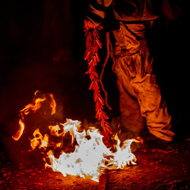 发光的余烬和鞭炮，在刘易斯篝火之夜图片下载