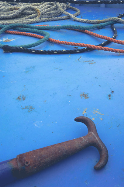 船钩杆在渔船甲板上，捕鱼业图片下载