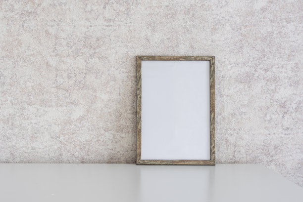 模板与相框放在木架、桌子上。棉花枝花束。从窗户照进来的阳光。图片下载