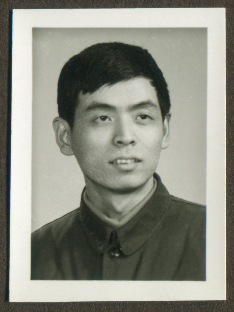 70年代中国青年男子肖像单色老照片图片下载