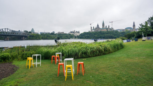 渥太华议会山的风景从魁北克一侧越过渥太华河加蒂诺。图片下载