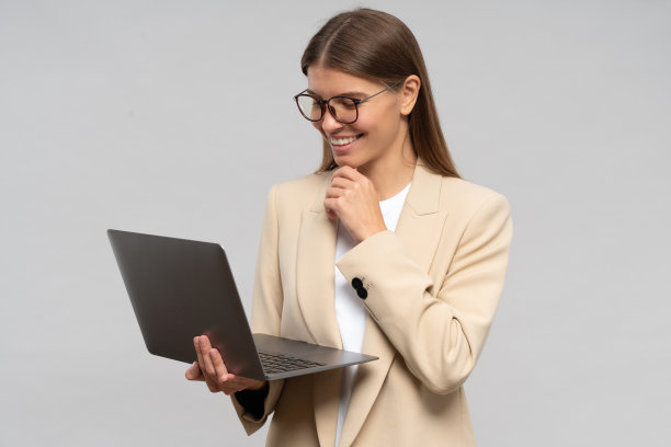 灰色背景的笔记本电脑上，女性ceo与合作伙伴进行视频会议的肖像图片下载