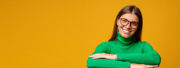 快乐的女人双手合十听老师孤立在黄色的背景与拷贝空间图片下载