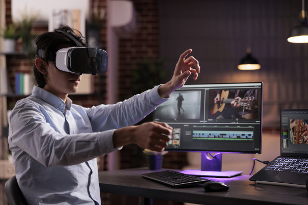 一名男子使用vr眼镜编辑电影片段图片下载