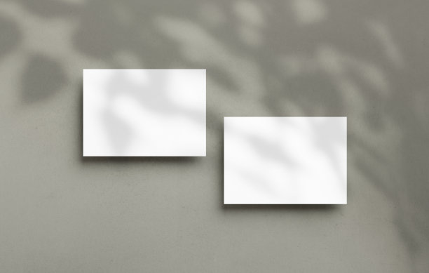 明信片模型空的双面模板与叠加阴影的纹理背景。空白纸卡设计图片下载