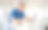 一位资深男性企业家在办公室用笔记本电脑工作图片下载