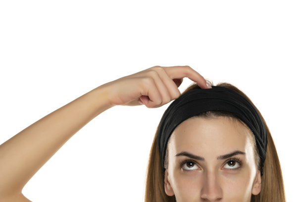 一个年轻女人用头巾挠头的半像图片下载