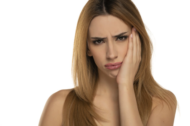 一个牙痛的金发女郎的肖像图片下载