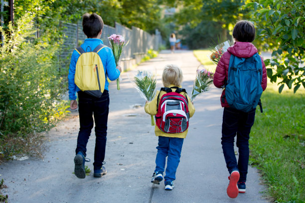 快乐的孩子们，早上上学，第一天，为老师捧花束图片下载