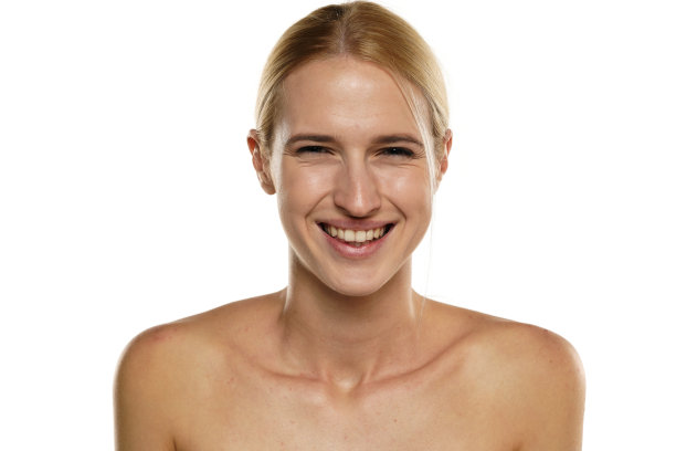 年轻的金发快乐的女人没有化妆图片下载