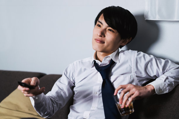 下班回家后的上班族图片下载