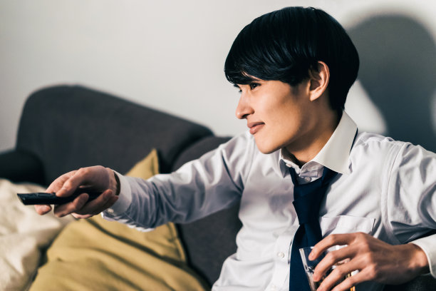 下班回家后的上班族图片下载