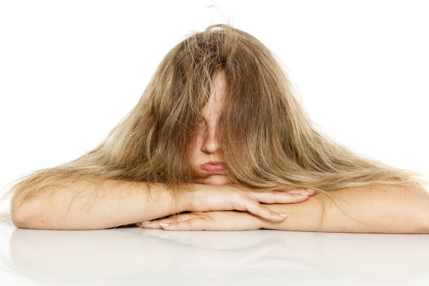 一个年轻的金发女郎，披头散发图片下载