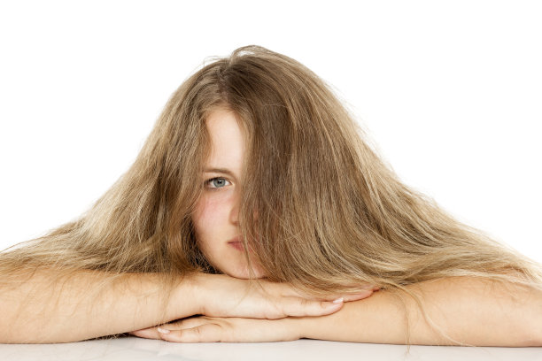 一个年轻的金发女郎，披头散发图片下载