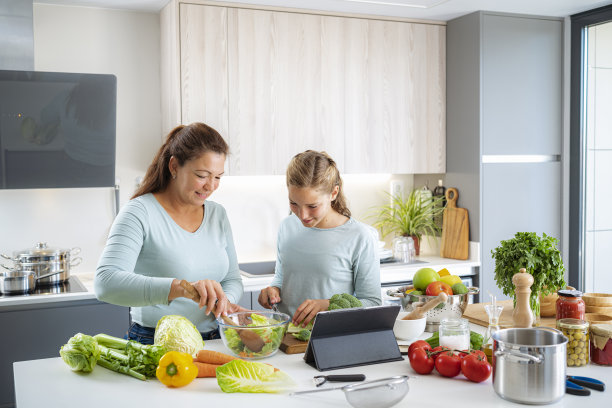 母女俩正在准备健康沙拉图片下载