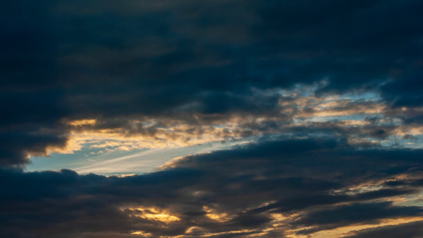 夏天日落时的黑暗天空图片下载