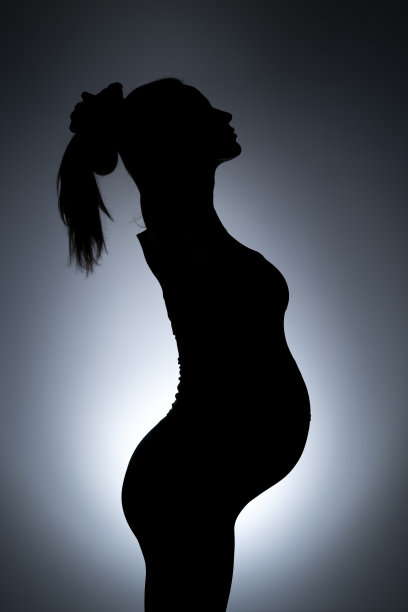 一个年轻孕妇的剪影图片下载