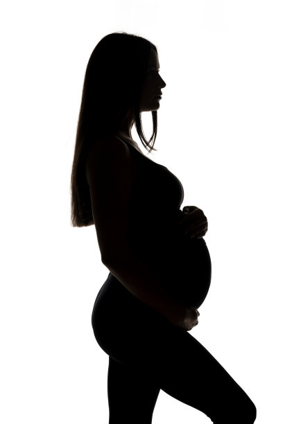 一个年轻孕妇的剪影图片下载