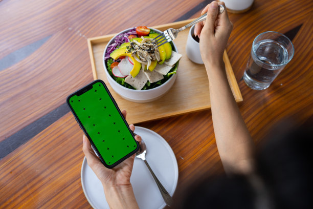 绿幕拍摄的女人享受着自制的健康餐。图片下载