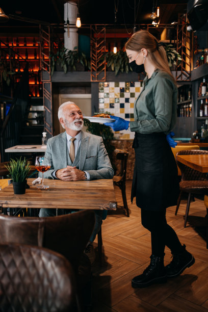 餐厅里的高级商人图片下载