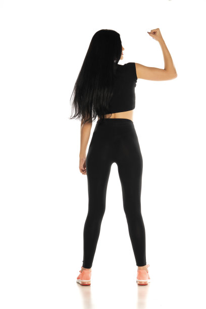 后视图美丽的年轻运动的女人显示她的手臂图片下载