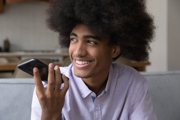 非洲人拿着智能手机用免提电话打电话图片下载