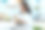 漂亮女人在家里的厨房里喝着水果排毒果汁，眼睛斜视着。图片下载