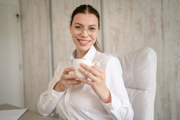 高加索女商人在办公室刹车与杯咖啡图片下载