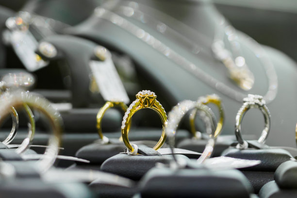 珠宝钻石戒指陈列在奢侈品零售店橱窗展示橱窗图片下载