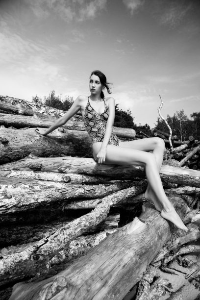 苗条女人晒着图片下载